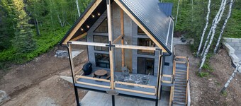 Luxury Mountain Cabin with Hot Tub, Fire pit, EV Charger, Skiing <.3 miles away