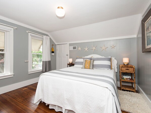 3 bedrooms, iron/ironing board, internet, bed sheets