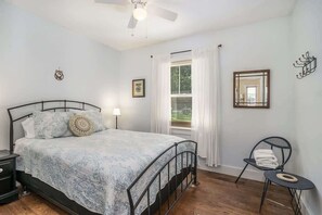 3 slaapkamers, een strijkplank/strijkijzer, gratis wifi, beddengoed