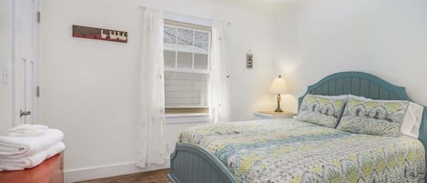 3 bedrooms, desk, iron/ironing board, free WiFi