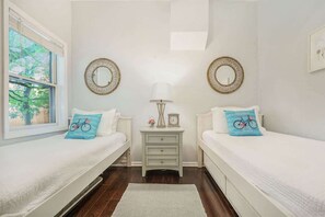 3 bedrooms, iron/ironing board, travel cot, free WiFi - A Slice of Haven (South Haven)