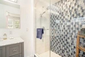 Badewanne, Haartrockner, Handtücher