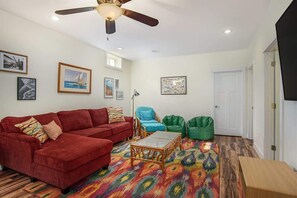 Fernseher, Kamin, DVD-Player