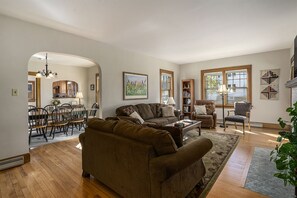 TV, books - Heart of Soha | Historic Downtown Townhouse | Pet Friendly | Moments to Lake MI (South Haven)