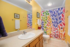 Bathtub, hair dryer, towels - Mariner's Cove #5 (South Haven)