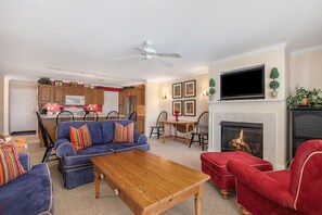 Fernseher, Kamin, DVD-Player