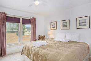 4 slaapkamers, een bureau, een strijkplank/strijkijzer, reisbedje