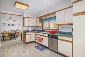Fridge, microwave, oven, stovetop - South Beach (South Haven)