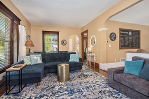 Älytelevisio, takka, työhuone