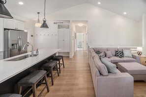 Televisio, takka, videopelejä, DVD-soitin