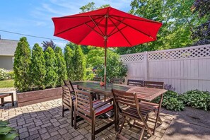 Outdoor dining - Blue Gables (South Haven)