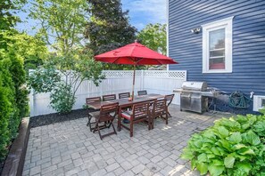 Outdoor dining - Blue Gables (South Haven)