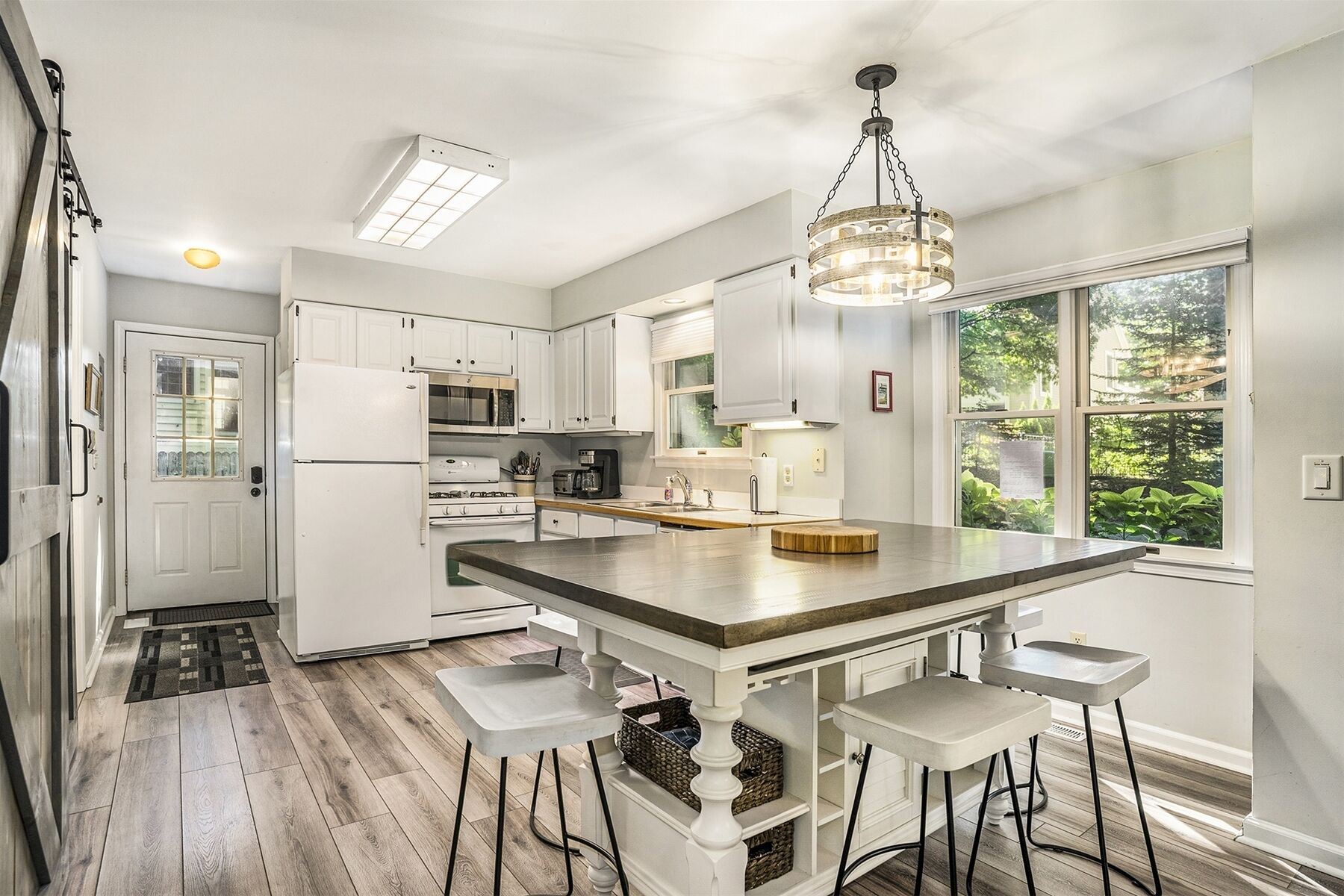 Lake Daze | Pet-friendly Cottage, Moments to Sunset Views and Lake MI Shoreline