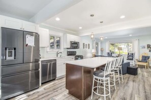 Fridge, microwave, oven, stovetop - Mail Legacy Cottage (South Haven)
