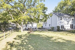 Property grounds - Mail Legacy Cottage (South Haven)