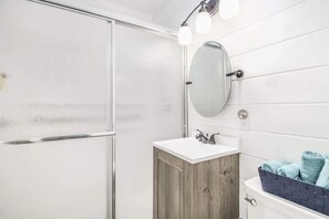 Bathtub, hair dryer, towels - Mail Legacy Cottage (South Haven)