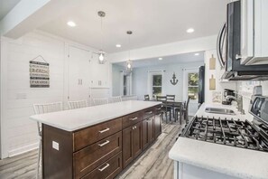 Fridge, microwave, oven, stovetop - Mail Legacy Cottage (South Haven)