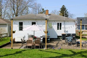 Outdoor dining - Mail Legacy Cottage (South Haven)