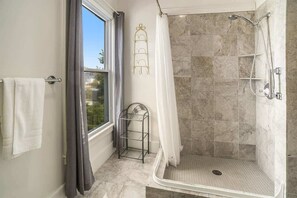 Badewanne, Haartrockner, Handtücher