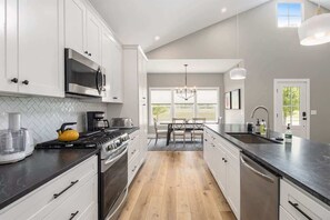 Kjøleskap, mikrobølgeovn, ovn og kokeplater