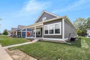 Exterior - Lottie's Lounge at Trailside (South Haven)