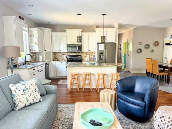 TV, fireplace, DVD player - Frankie's Place (South Haven)