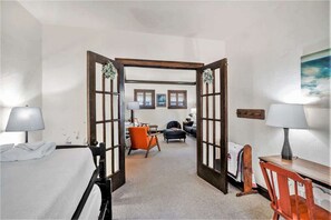 3 habitaciones, tabla de planchar con plancha y cuna de viaje 