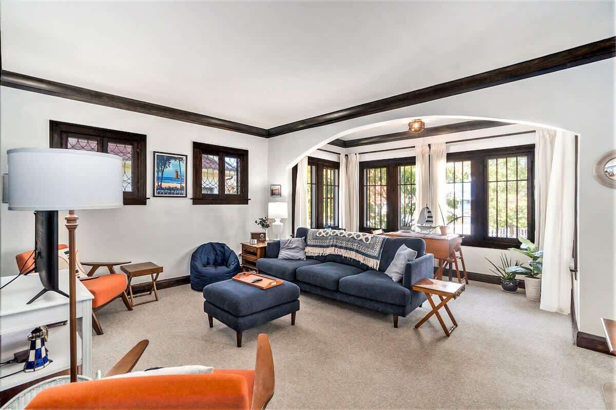 Tv, dvd-spelare och ett bordtennisbord