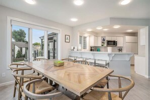 Dining - Water's Edge 9 (South Haven)