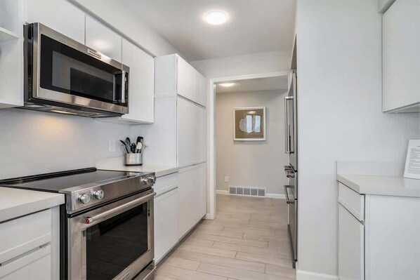 Fridge, microwave, oven, stovetop - Water's Edge 9 (South Haven)