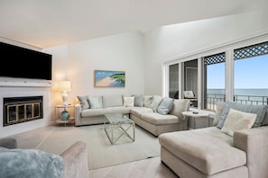 Fernseher, Kamin, DVD-Player