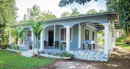 Casa Rocíode Cascadas #2. Cozy 3 min to pulhapanzak waterfall.