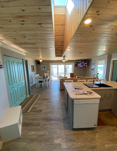 Prime sunsets, great kayaking, huge yard, volleyball court, and free firewood