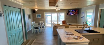 Prime sunsets, great kayaking, huge yard, volleyball court, and free firewood