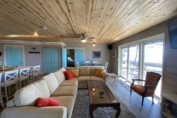 Smart-tv, een open haard, een dvd-speler en boeken