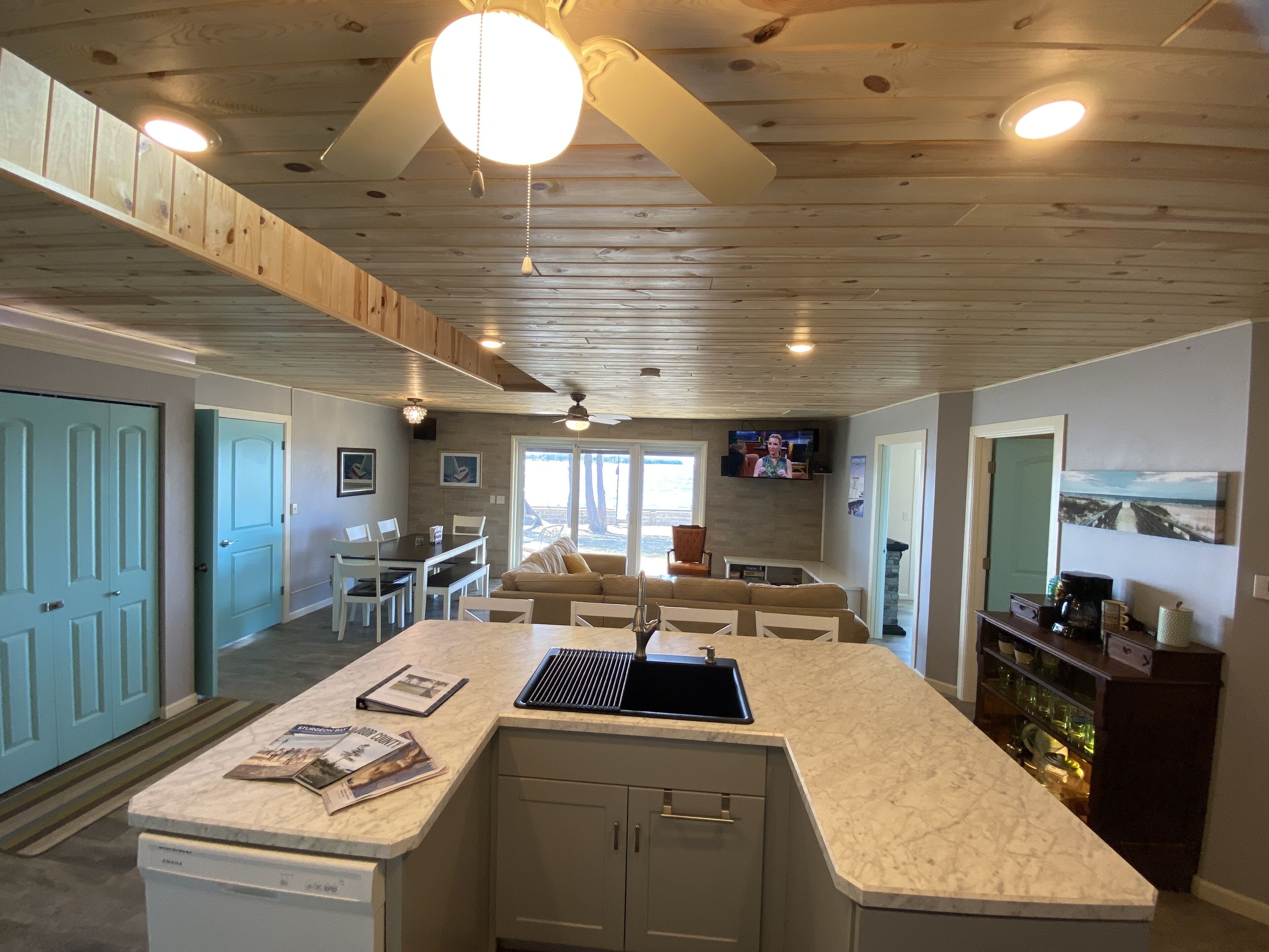 PORCH TIME Covered porch, great kitchen, free firewood, prime sunset and views!