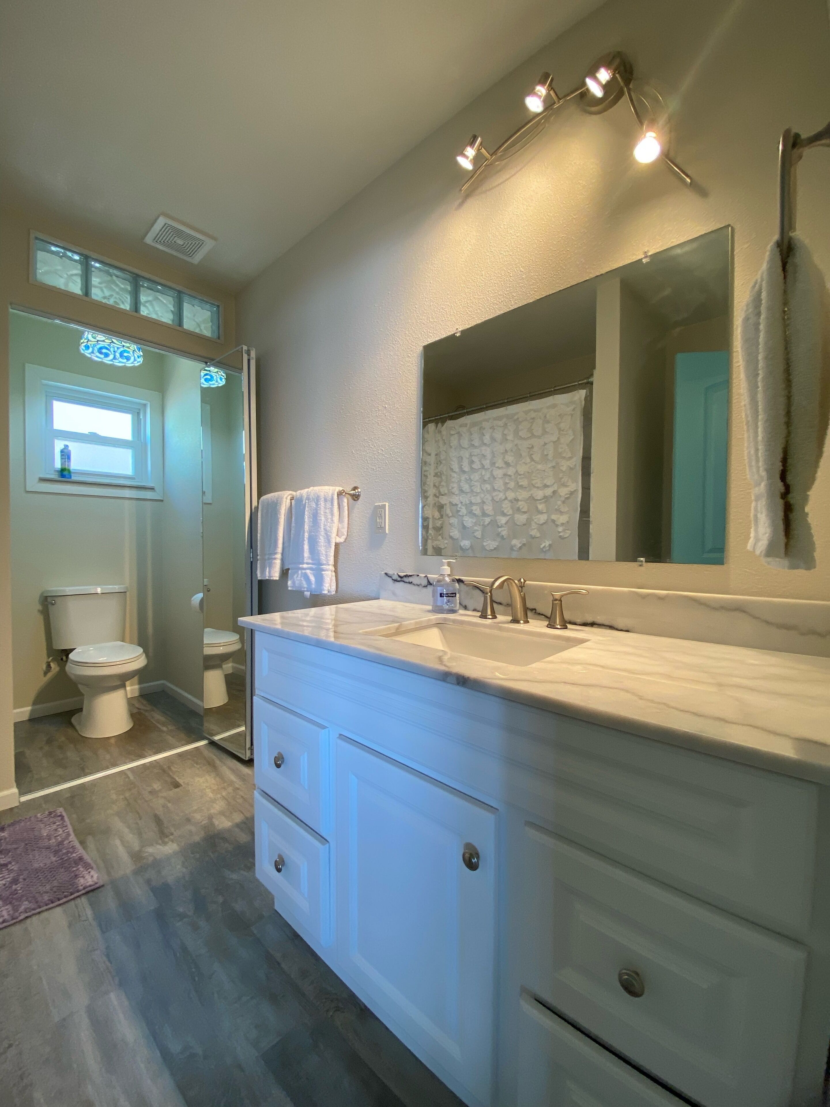 PORCH TIME Covered porch, great kitchen, free firewood, prime sunset and views!