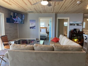 Smart-TV, peis, DVD-spiller og bøker