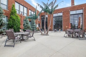 Outdoor dining - Broadway Getaway (South Haven)