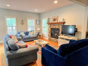 Smart-TV, Kamin, DVD-Player, Bücher