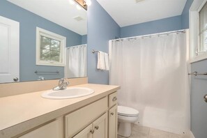 Bathtub, hair dryer, towels - Firefly Grove (South Haven Charter Township)