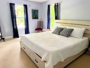 3 habitaciones, tabla de planchar con plancha y cuna de viaje 