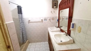 Doppelzimmer | Badezimmer | Dusche, Handtücher