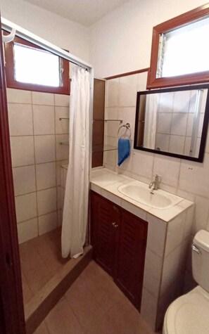 Basic Quadruple Room | Bathroom | Shower, towels - Hotel Las Palmas (Sardinal)