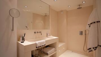 Een bad, een haardroger, handdoeken