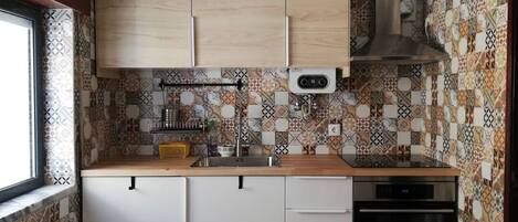 Køleskab, mikrobølgeovn, ovn, kogeplade