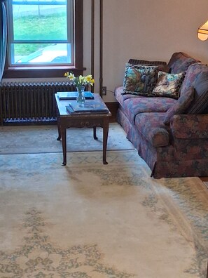 Smart-TV, DVD-spiller, bøker og filmbibliotek