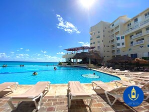 Piscina externa, funciona das 9h às 21h, guarda-sóis, espreguiçadeiras