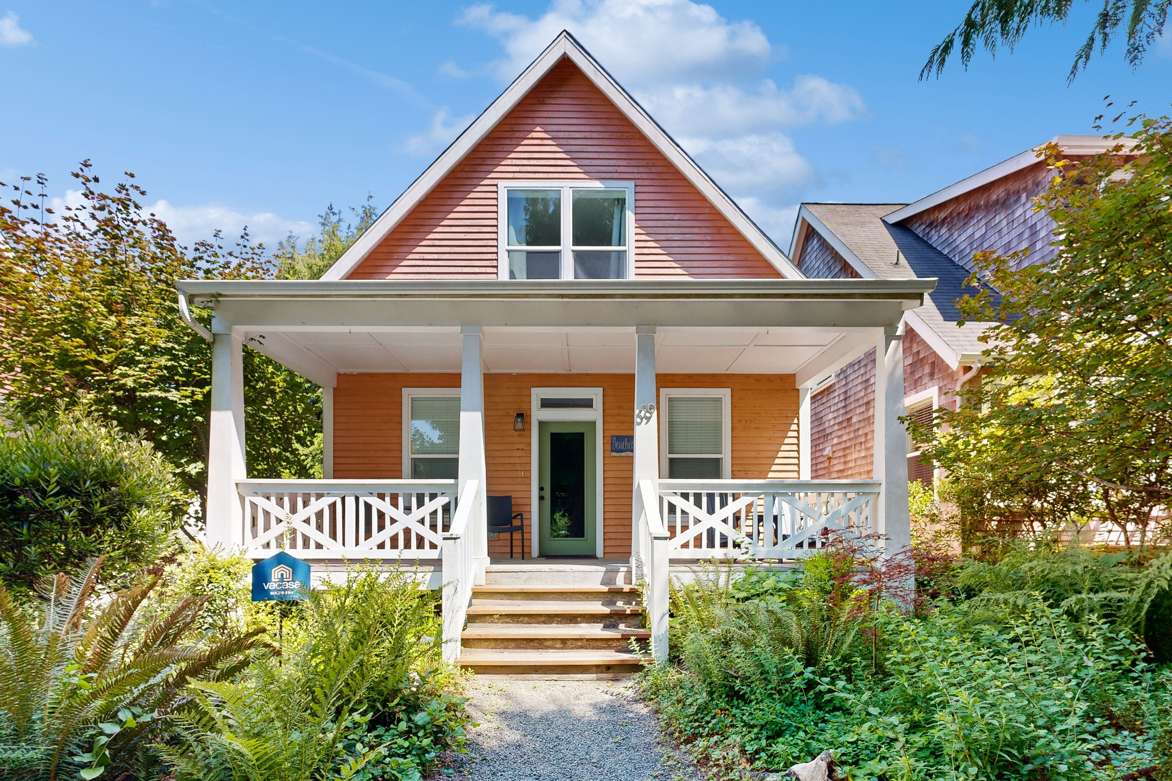 Dog-friendly Bella Beach Home with private hot tub - walk to beach, park & cafe