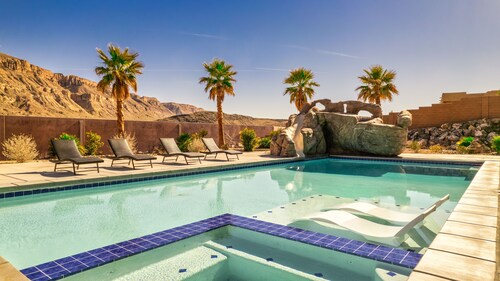 Large 9 Bedroom Home w/Private Pool, Indoor Sports Court & Arcade Room